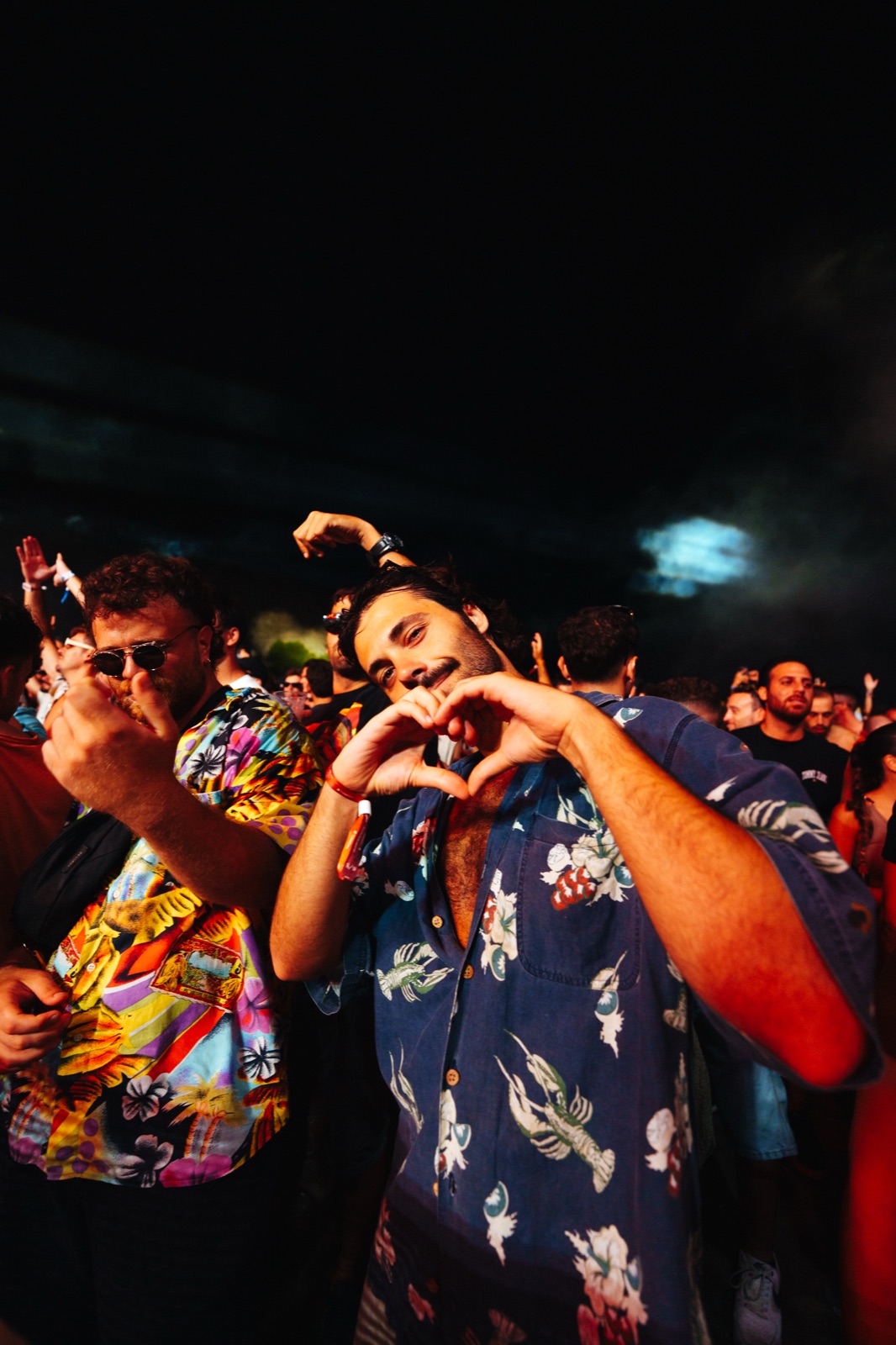 Un cuore con le mani verso il palco