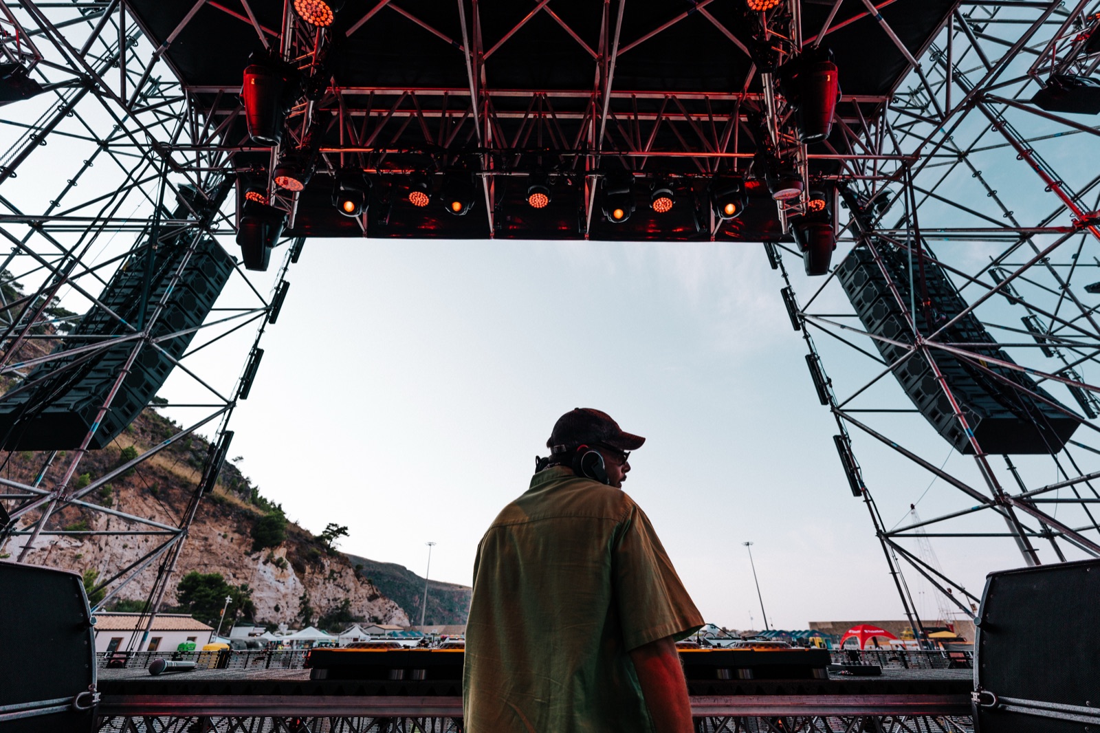 Il palco del festival con le colline di Castellammare sullo sfondo